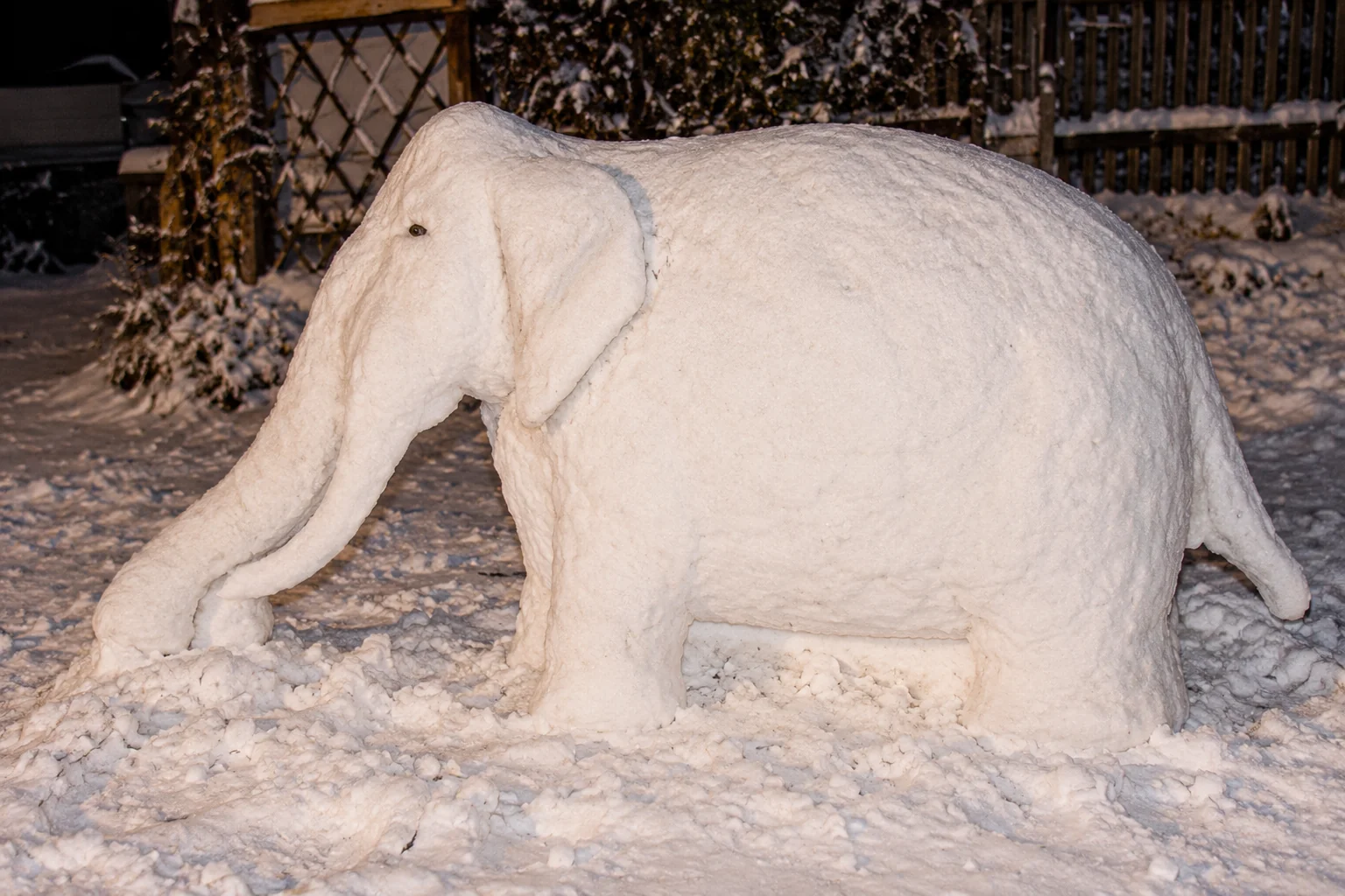 naturkunst-schneeelefant-winter-skulptur